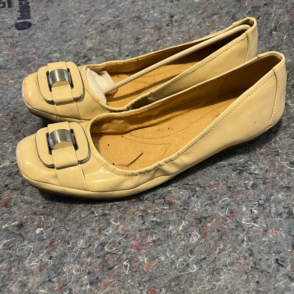 Ivory Patent Flats 10W New